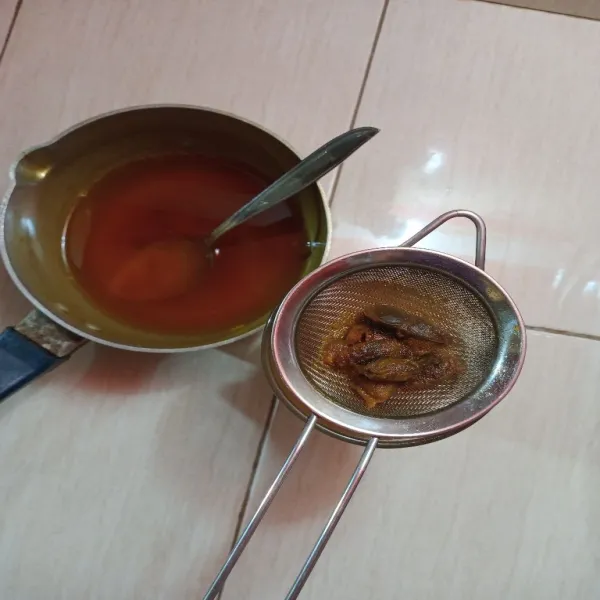 Setelah mendidih masukan secukupnya kunyit bubuk, aduk rata, masukan gula, aduk kembali, saring, dan biarkan dingin.