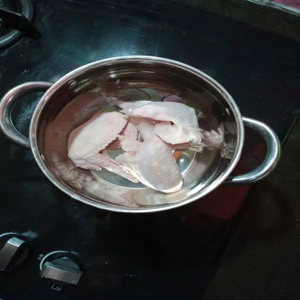 Masukkan air dalam panci, masak sayap ayam sampai agak lunak.