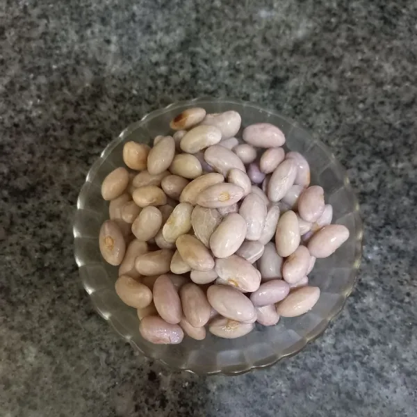Rebus kacang merah hingga setengah matang, tiriskan.