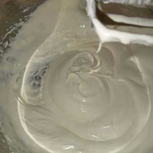 Mixer semua bahan cake menjadi satu dengan kecepatan tinggi sampai putih kental berjejak.