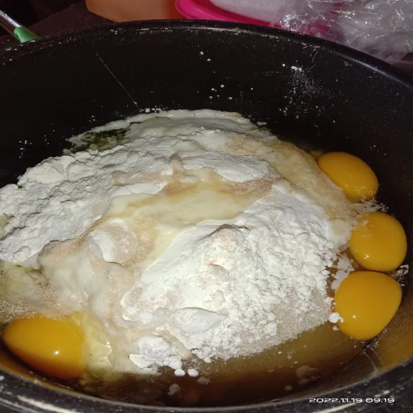 Tambahkan telur,ragi instan,baking powder,soda kue