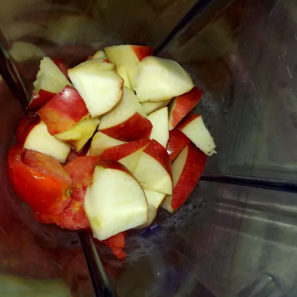 Potong - potong wortel, tomat dan apel...masukkan dalam blender.