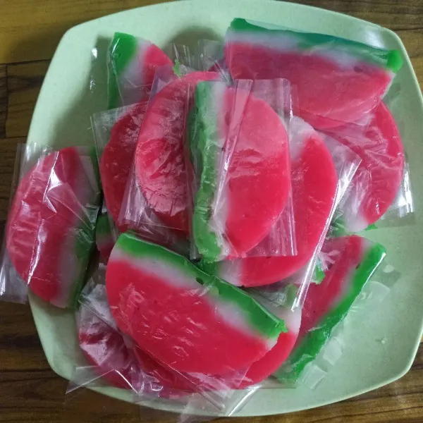 Bungkus dengan plastik dan simpan ke dalam freezer sampai beku.