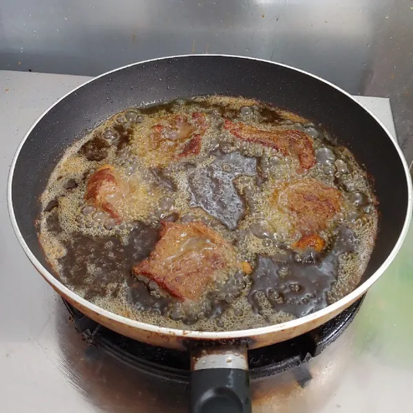 Panaskan minyak goreng, lalu goreng empal hingga kuning kecoklatan.
