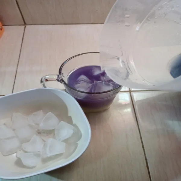 Siapkan es batu, masukan es batu ke gelas dan tuang air telang dengan perlahan.