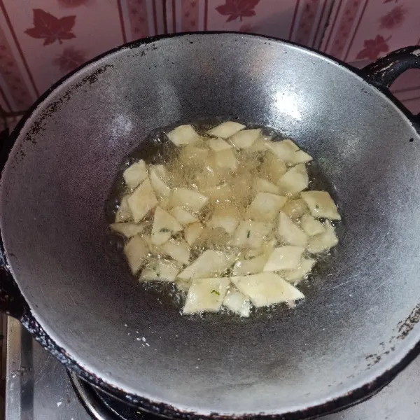 Panaskan minyak goreng secukupnya, masukkan adonan ladrang goreng hingga kering dan matang.