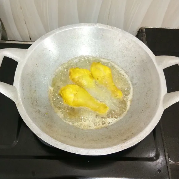 Kemudian goreng ayam dalam minyak panas hingga matang kecokelatan lalu angkat dan tiriskan.