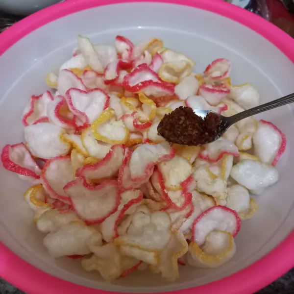 Tambahkan cabe kering sesuai selera, aduk rata.