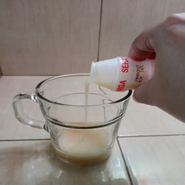 Tuang yakult di gelas.