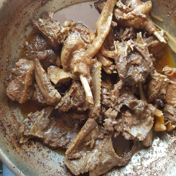 Masak hingga bebek empuk dan kuah/ air surut, namun jangan terlalu kering. Koreksi rasa dan siap disajikan.