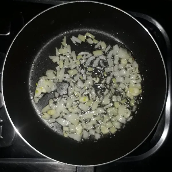 Tumis bawang putih dan bawang bombai hingga harum.