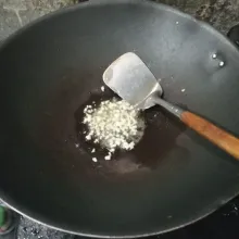 Tumis bawang putih hingga harum.
