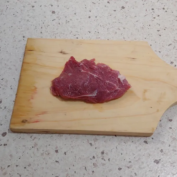Gepuk daging hingga pipih, sisihkan.