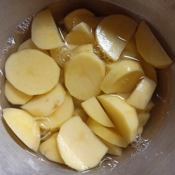 Kupas kentang cuci bersih, potong-potong kemudian bilas sampai bersih.