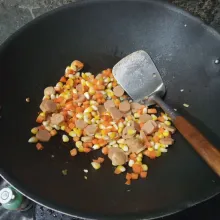 Masukkan sosis, wortel dan jagung manis. Aduk hingga wortel layu.