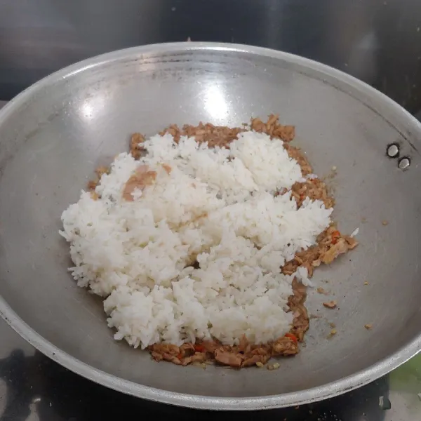 Tambahkan nasi, aduk rata hingga semua tercampur rata.