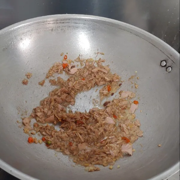Masukkan 1 kaleng tuna ke dalamnya, tambahkan saus tiram, kecap ikan, gula dan merica, aduk rata.
