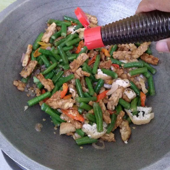 Tambahkan saos tiram, kaldu jamur, garam, lada bubuk dan kecap manis. Aduk hingga tercampur serta koreksi rasa sesuai selera. Masak hingga kacang panjang empuk dan bumbu meresap lalu angkat dan sajikan .