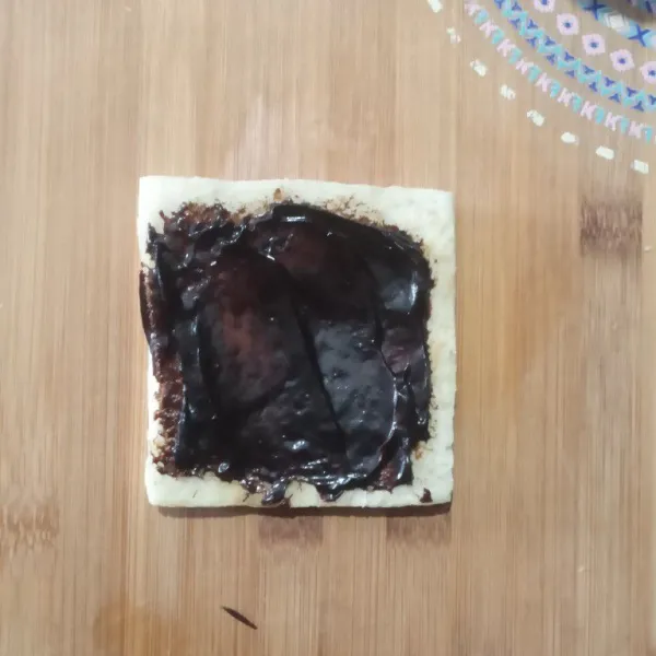 Setelah itu oles bagian atas dengan selai coklat.