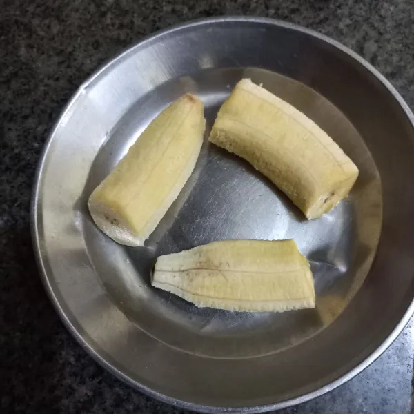 Potong pisang menjadi 3 bagian, kemudian pipihkan.