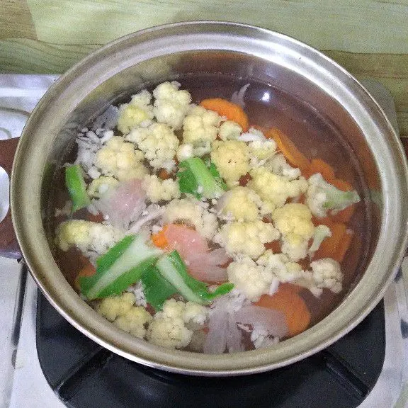 Masukkan sayur wortel dan kembang kol. Masak hingga sayur empuk.
