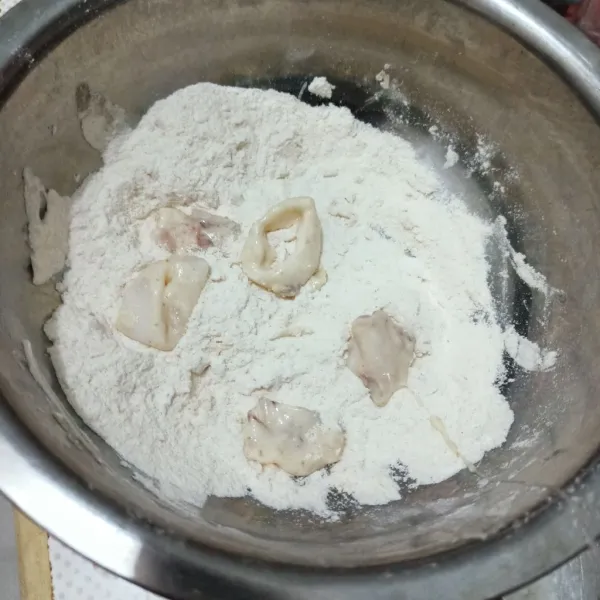 Masukkan cumi dalam tepung kriuk kering.
