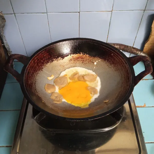 Masukkan telur dan irisan bakso. Aduk orak-arik.