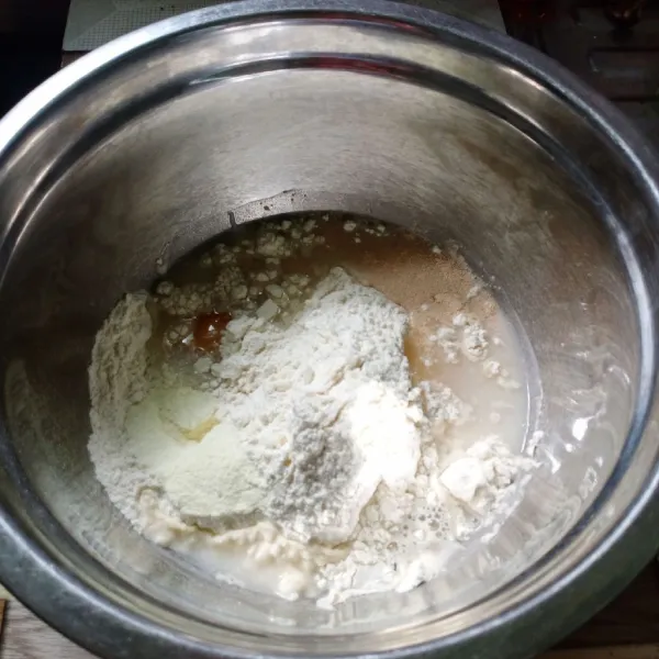 Dalam wadah masukkan tepung terigu, gula pasir, telur, susu bubuk, ragi instan dan air.