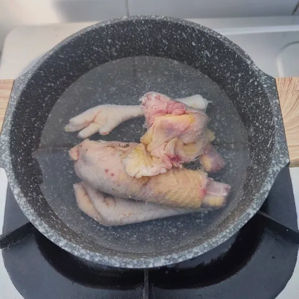 Rebus ceker ayam, kepala dan leher dengan api kecil hingga empuk.