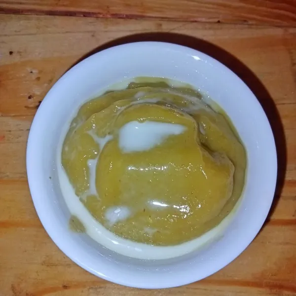 Tambahkan asi dan unsalted butter di dalam alpukat.