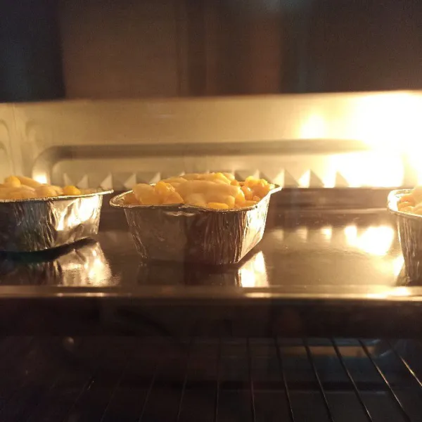 Panaskan oven terlebih dahulu dengan suhu 200°c selama 10 menit. Kemudian panggang corn cheese selama 15 menit, dengan api atas. Angkat.