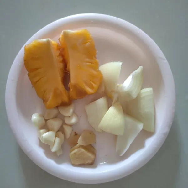 Kupas dan potong kecil, nanas, bawang bombay, bawang putih, dan jahe.