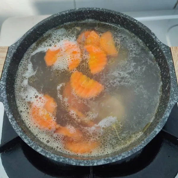 Masukkan wortel dan tambahkan air. Rebus hingga wortel empuk.