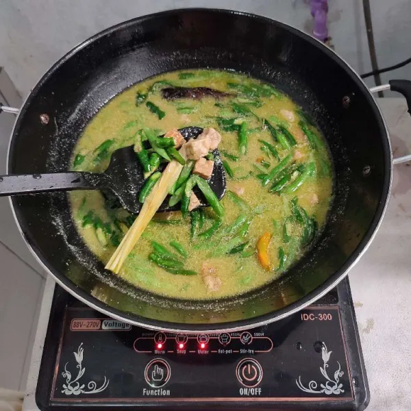 Masak hingga sayuran empuk lalu matikan api.