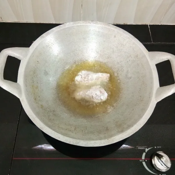 Kemudian goreng sayap ayam dalam minyak panas hingga matang, angkat dan tiriskan. Sisihkan.