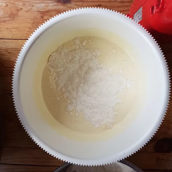 Kemudian masukkan tepung terigu, tepung maizena dan baking powder yang sudah diayak. Mixer kembali dengan kecepatan rendah, hingga tercampur rata.