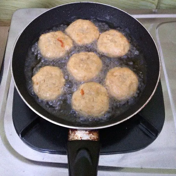 Ambil 1 sendok makan adonan lalu bentuk bulat atau sesuai selera. Goreng perkedel tahu pedas hingga semua sisi matang lalu angkat dan sajikan.