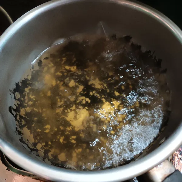 Rebus air. Lalu masukan bumbu sup. Aduk dan cicipi rasa.