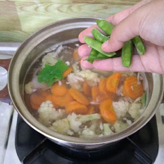 Tambahkan sayur kapri ( jika tidak suka boleh diskip).