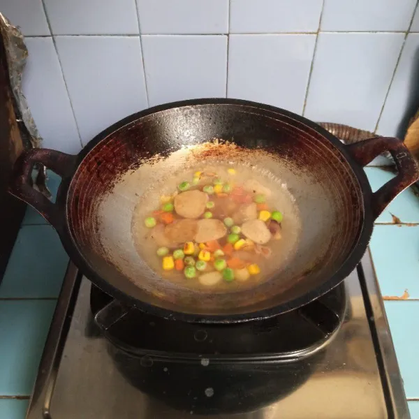 Tuang air, masak hingga mendidih.