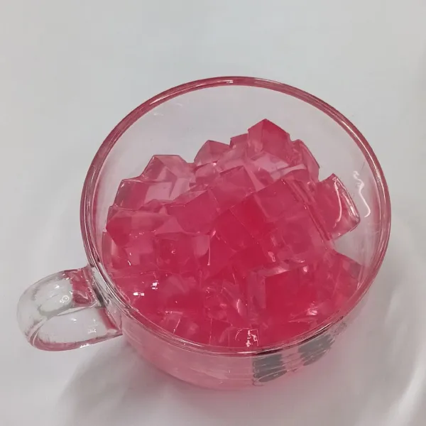 Siapkan potongan jelly.