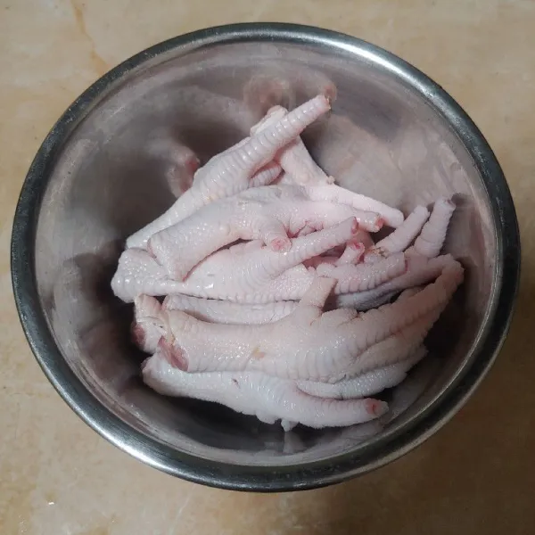 Bersihkan ceker ayam dengan membuang kukunya dan cuci hingga bersih.