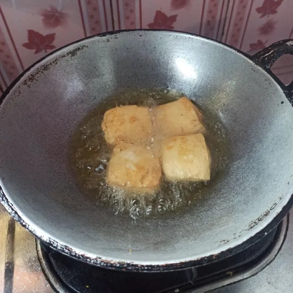 Cuci tahu kemudian rendam dengan air garam lalu goreng hingga matang.