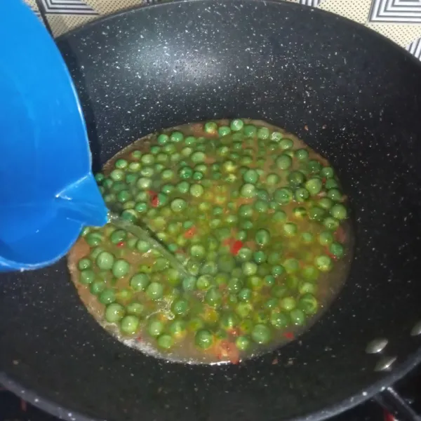 Masukkan tekokak dan aduk-aduk sampai layu, lalu tuang air.