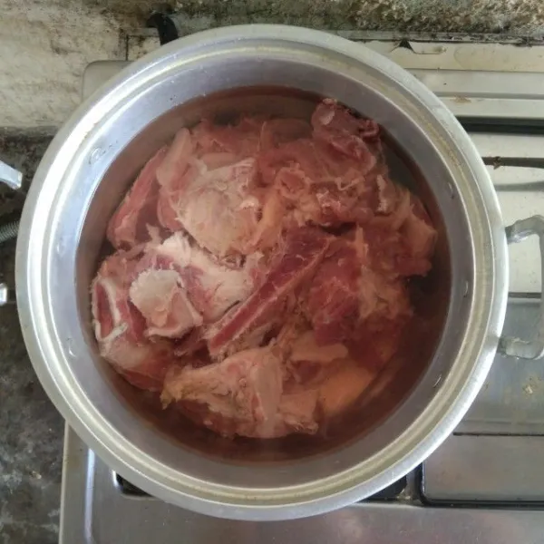 Rebus daging sapi hingga empuk.