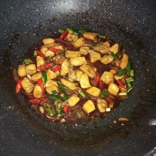 Koreksi rasa masakan dan jika sudah pas siap disajikan dengan taburan kacang tanah/mede di atasnya.