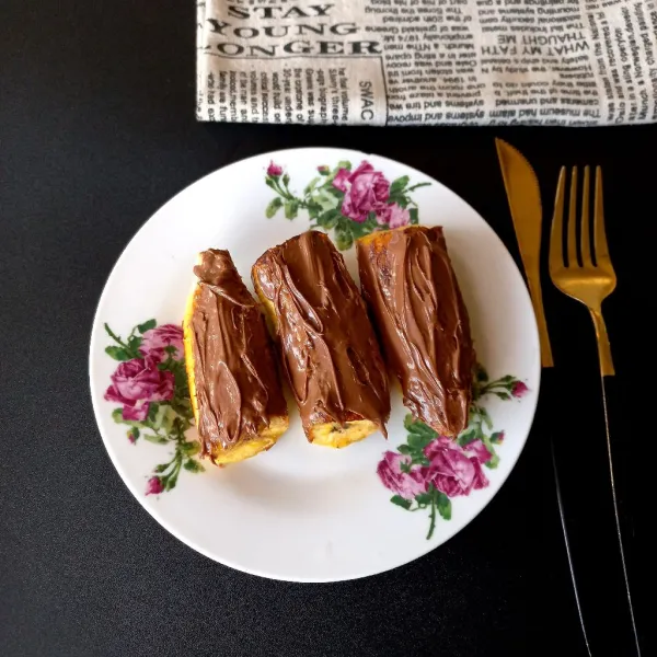 Olesi bagian atas pisang dengan cokelat oles.