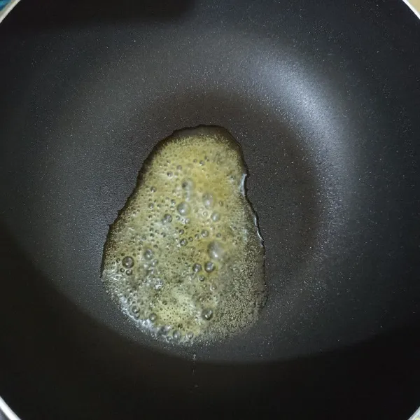 Panaskan butter dalam teflon.