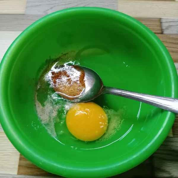 Dalam wadah masukkan telur, bubuk kari, garam, kaldu jamur dan lada bubuk.