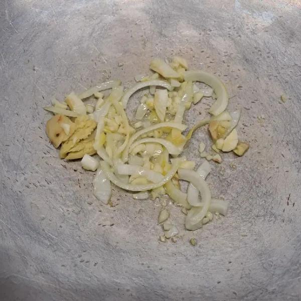 Tumis bawang putih, bawang bombay, dan jahe geprek sampai layu dan harum.